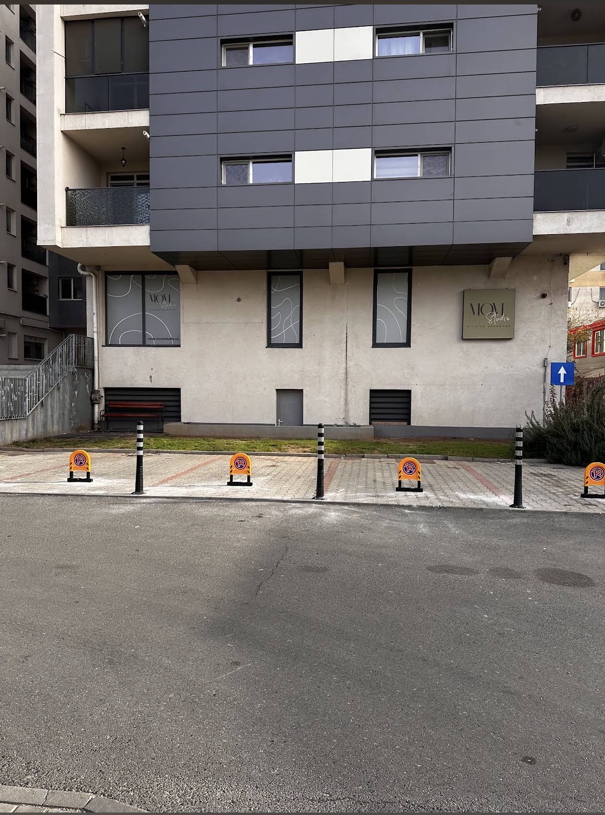 MOVE Studio · exterior / intrare